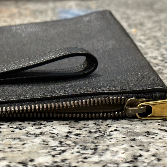 Classic Gucci Logo Leather Envelope Clutch - Picture 9 of 13